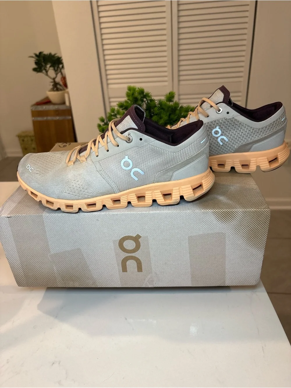 On Cloud Cloud X women’s size 8.5 Running Shoes
